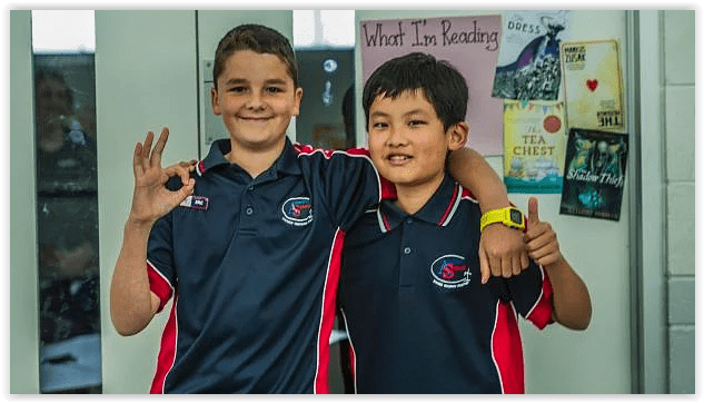 Sınıf arkadaşı için işaret dili öğrenen çocuk ‘insanlık ödülü’&nbsp;aldı