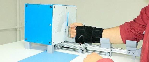 Futbol oynarken bileğini kırdı, bilek egzersiz cihazı&nbsp;yaptı