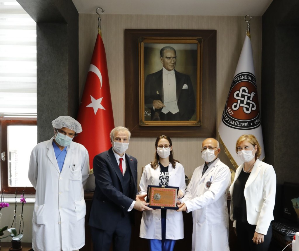 Cerrahpaşa Tıp Fakültesi’nde ‘Yılın İntörnü’ Seçilen Doktora&nbsp;Ödül