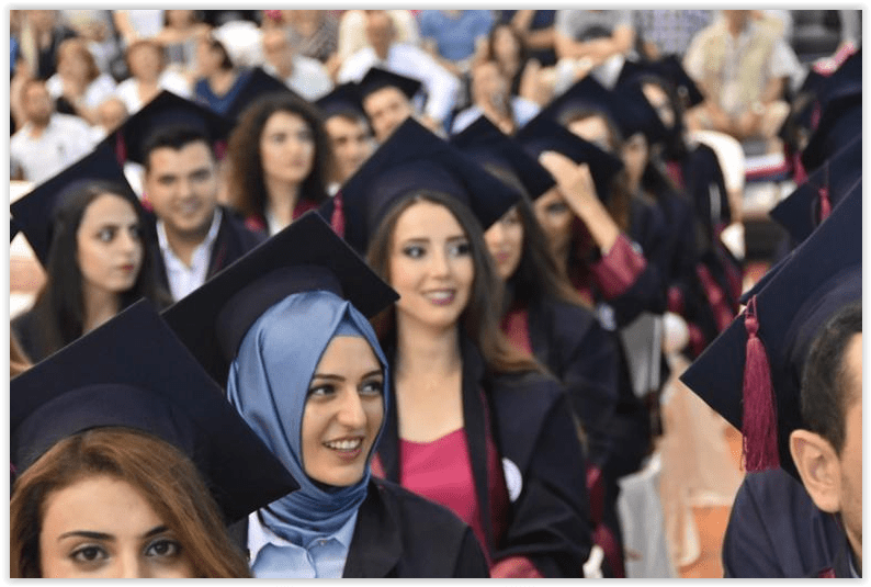 Rektörden Yeni Mezunlara: Asistan olduğunuzda siz de intörnleri el bebek gül bebek&nbsp;tutacaksınız!