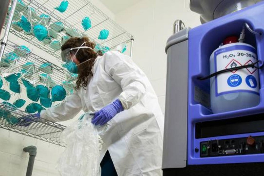 ABD’li bilim insanları sağlık çalışanlarının kullandığı maskelerin ömrünü uzatmak için yeni yöntem&nbsp;keşfetti