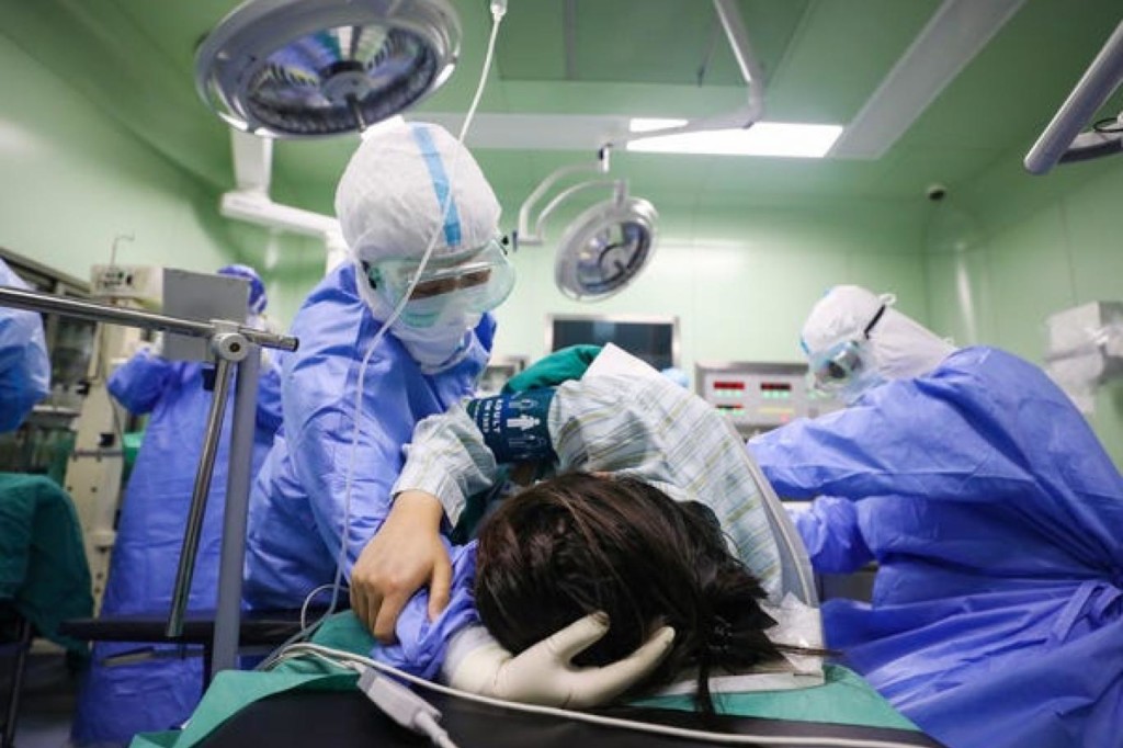 Dünyanın dört bir yanından dramatik fotoğraflarla sağlık emekçilerinin salgınla&nbsp;mücadelesi