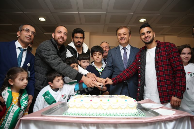 Bursasporlu Futbolcular Hastanedeki Çocukları Ziyaret&nbsp;Etti!