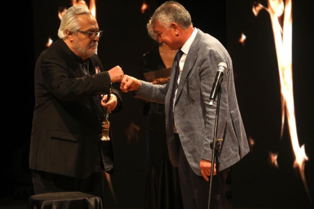 Ünlü Sanatçı Rutkay Aziz ‘Yaşam Boyu Onur Ödülü’nü Türk Tabipleri Birliği’ne Sağlık Emekçilerine Armağan Etti&nbsp;VİDEO