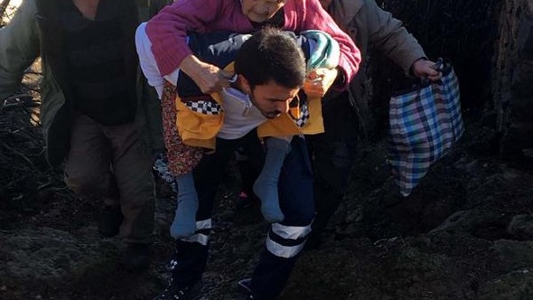 Sağlık memuru yaşlı kadını sırtına alıp ambulansa&nbsp;ulaştırdı