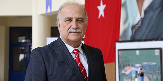 Türk Hekim Aldığı Diplomalarla Dünya Rekoru&nbsp;Kırdı