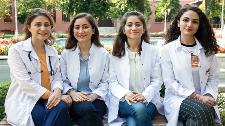 Doktor Babanın 4 Kızı da TIP Okuyor! Hem de Aynı&nbsp;Fakültede