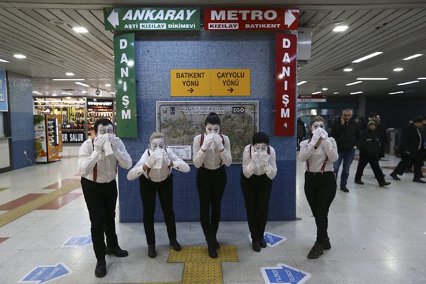 Sağlık Çalışanları Metroda Pandomim&nbsp;Yaptı!