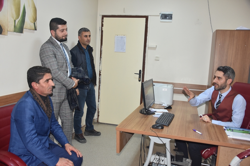 Hem Sağlık Müdürlüğü yapıyor Hem de Hasta&nbsp;Bakıyor!