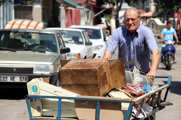Üniversite Sınavında Tarih Bölümü’nü Kazanan 72 Yaşındaki Şevki Amcanın Kaydını Rektör&nbsp;Yaptı!