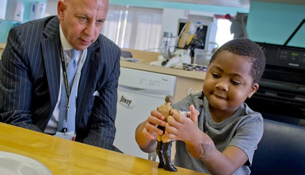 Dünya’da çift el nakli yapılan ilk çocuk görenlere umut&nbsp;veriyor