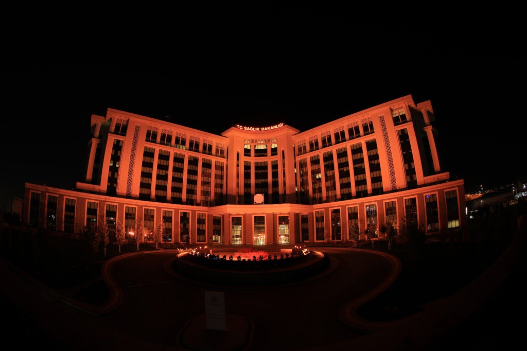 Sağlık Bakanlığı Tüm İzinleri İptal Etti! Çalışan Anne Babalar isyan etti “Tatil verilen Çocuğuma Kim&nbsp;Bakacak?”