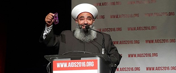 İmam, kondom sallayarak AIDS’e dikkat&nbsp;çekti