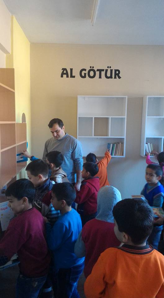 Doktor Yazdığı Kitabın Geliri ile Okullara Kitaplık&nbsp;Yaptırıyor