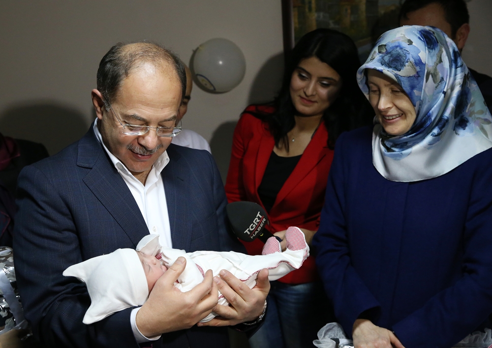 Sağlık Bakanı Akdağ yeni yılın ilk bebeğini ziyaret&nbsp;etti